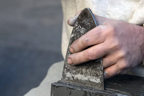 Vieux retraité mains travail ardoise — Photo