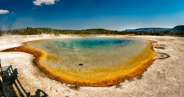 Yellowstone heat pool near panorama — Stock Photo, Image