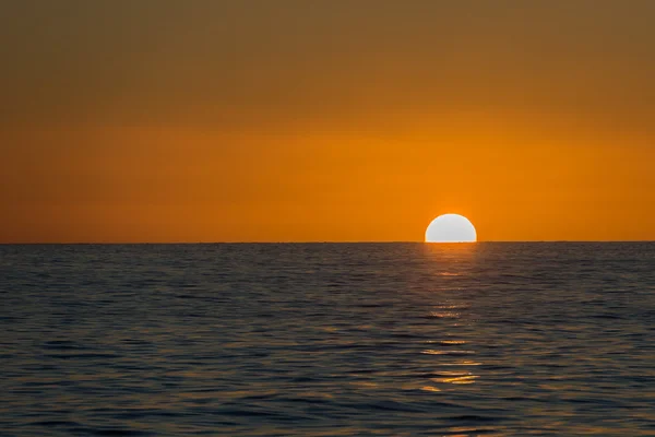 Meer Hintergrund bei goldenem Sonnenaufgang — Stockfoto