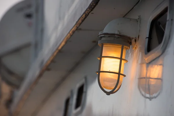 Lanterna navio após o pôr do sol detalhe — Fotografia de Stock