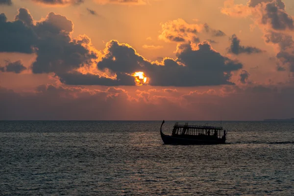 Goldener Sonnenuntergang auf den Malediven mit Donhi — Stockfoto