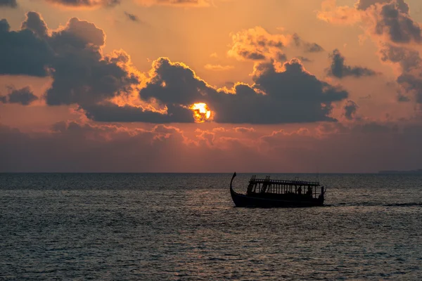 Golden sunset in maldives with donhi — Stock Photo, Image