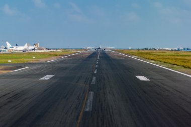 Island havaalanı kalkış sırasında uçak