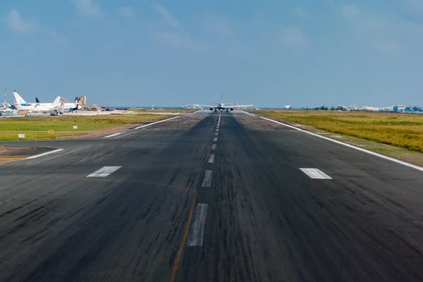 아일랜드 공항에서 이륙 하는 동안 비행기 — 스톡 사진