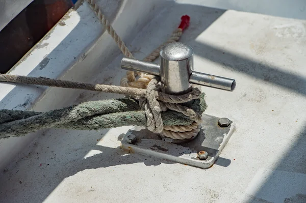 Båten pollare detalj på blått vatten bakgrund — Stockfoto