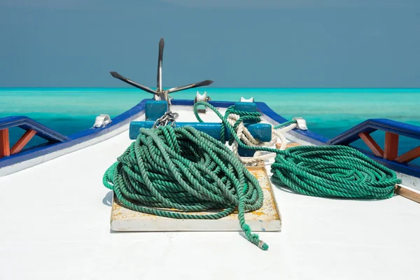 Barca dettaglio dissuasore su sfondo blu acqua — Foto Stock