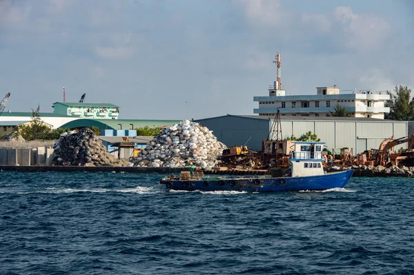 Maldives rubbish island garbage in flames — Stock Photo, Image