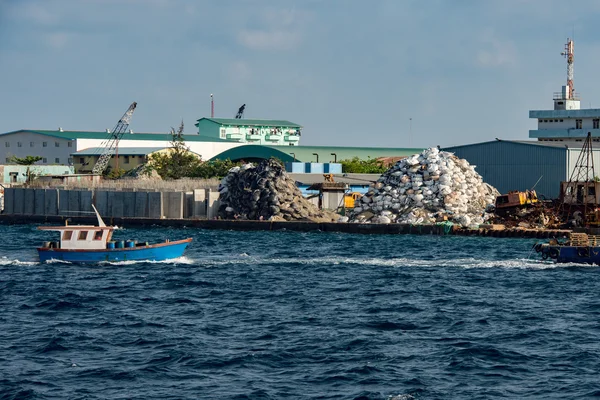 Maldivler çöp ada çöp ın flames — Stok fotoğraf