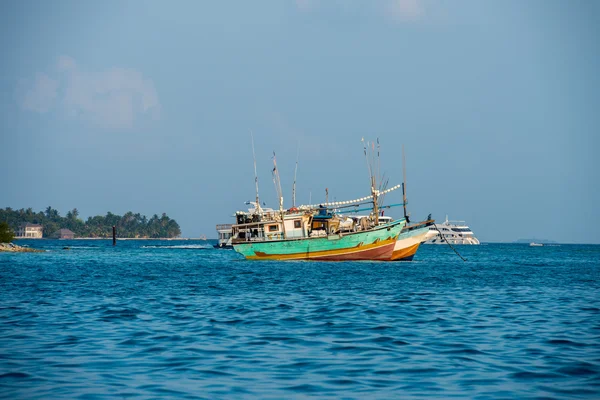 男性在马尔代夫钓鱼船 — 图库照片