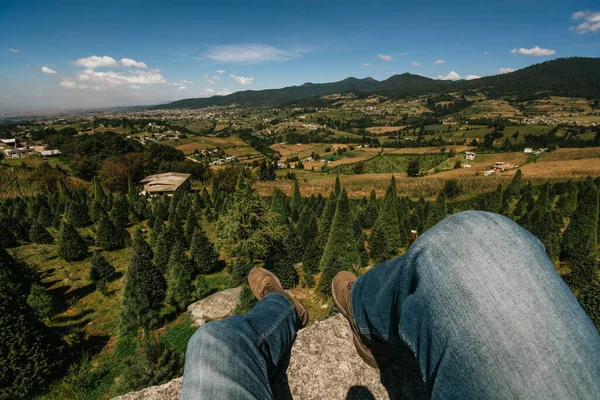 Menino Observando Paisagem Das Montanhas Floresta Enquanto Relaxa Suas Pernas — Fotografia de Stock