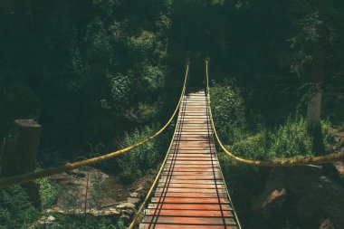 Ormanın ve dağların ortasında asılma noktası.