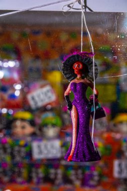 Geleneksel Meksika süs figürleri, (oyuncaklar, ev dekorasyonları vb.) Meksika, Toluca 'daki Feria del Alfeique' de bir tezgahta sergileniyor.)