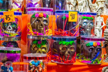 Geleneksel Meksika tatlıları, (kafatası şeklinde çikolatalar) Toluca, Meksika 'da Feria del Alfeique' de bir tezgahta sergilenmektedir.