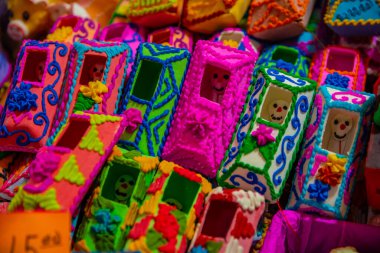 Geleneksel Meksika süs heykelleri içinde kafatasları olan tabutlar (oyuncaklar, ev dekorasyonları, vb.) Toluca, Meksika 'daki Alfenique Panayırı' nda satılık.