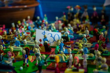 Geleneksel Meksika süs figürleri, (oyuncaklar, ev dekorasyonları vb.) Meksika, Toluca 13 'teki Feria del Alfeique' de satılık.