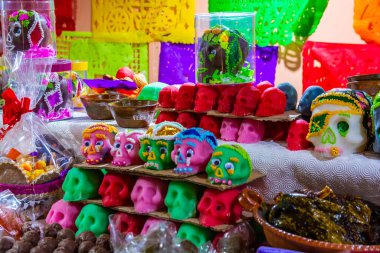 Geleneksel Meksika tatlıları (kafatası şeklinde şeker) Toluca, Meksika 5 'teki Feria del Alfeique' de satılık.