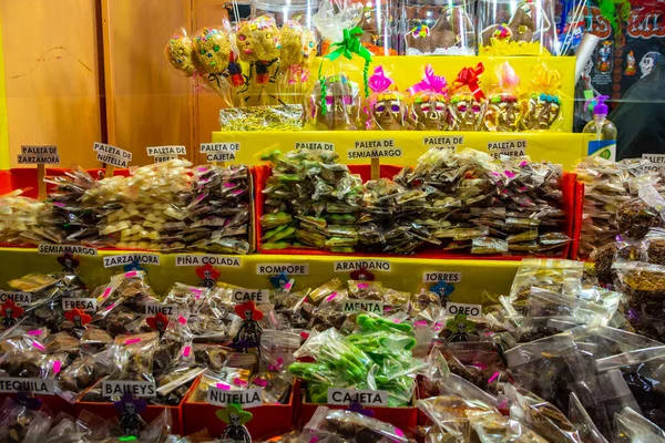 Doces Mexicanos Tradicionais Chocolates Forma Crânio Exibidos Para Venda Uma — Fotografia de Stock