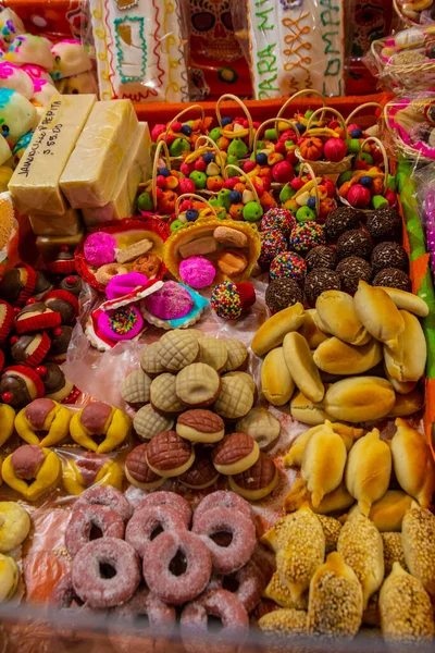 전통적 멕시코 모양의 해골과 음식을 바구니 멕시코의 톨루카에 Alfenique Fair — 스톡 사진
