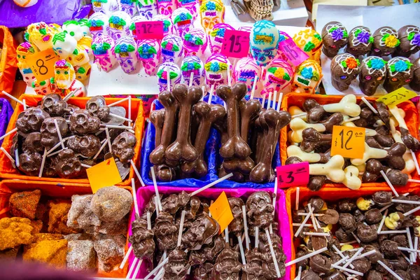 Dolci Tradizionali Messicani Cioccolatini Forma Teschio Esposti Vendita Presso Una — Foto Stock