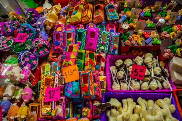 Traditionella Mexikanska Prydnadsfigurer Kistor Med Skallar Inuti Leksaker Heminredning Etc — Stockfoto