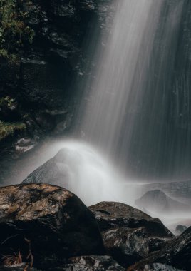 Siyah taştan bir şelaleye uzun süre maruz kalmış. Orta Meksika 'nın ormanlarından birinde yapılmış minimalist bir manzara.