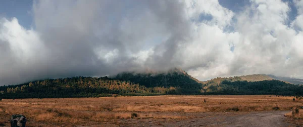 Fotografia Panoramiczna Naturalnego Krajobrazu Równiny Otaczających Gór Dramatycznymi Chmurami Deszczu — Zdjęcie stockowe