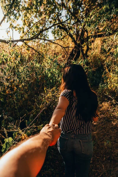 Pov Fotografia Uma Menina Puxando Seu Namorado Meio Floresta Luz — Fotografia de Stock