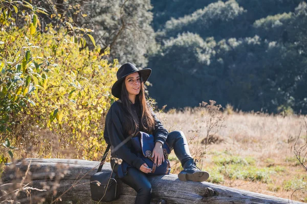 Retrato Una Chica Aventurera Explorando Nuevos Senderos Vestida Negro Con — Foto de Stock