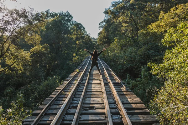 Chica Exploradora Caminando Descansando Largo Las Vías Del Tren Puente — Foto de Stock