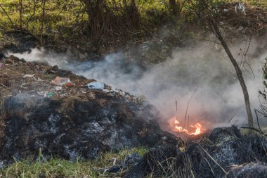Çöp yakmak, tütsülenmiş plastikler tarafından kirletilmek. 2