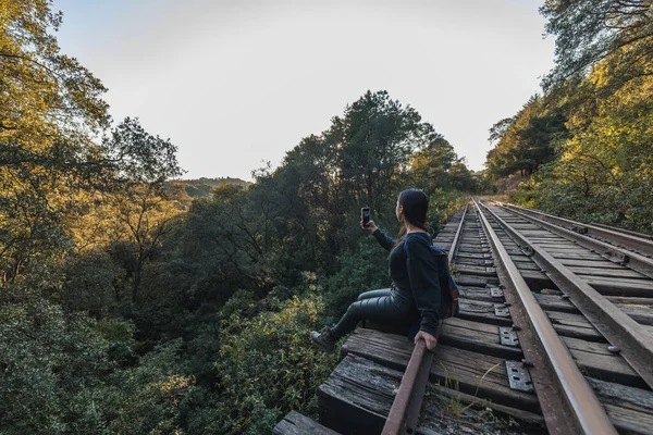Escuteira Caminhando Descansando Longo Das Trilhas Trem Uma Ponte Meio — Fotografia de Stock