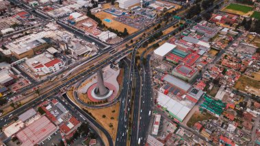 Toluca şehri, havadan kentsel manzara, 200. yıl kulelerini, ana caddeleri, binaları ve komşu evleri görebilirsiniz.