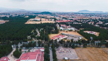 Yükseklerden orman manzarası, insansız hava aracı ile çekilmiş, çamları, ağaçları, yolları, dağları ve küçük kasaba 3 'ü görebilirsiniz.