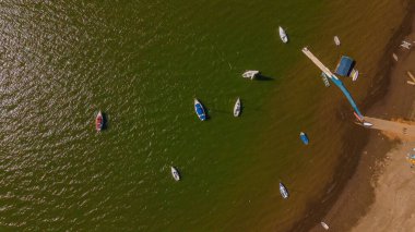Meksika 'daki Valle de Bravo barajındaki manzaranın havadan çekilmiş fotoğrafı. Yelkenliler çok seçkin. 2