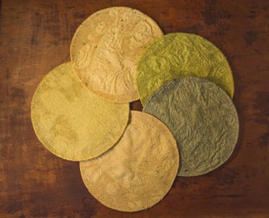 Nopal, ıspanak, epasote, kişniş gibi malzemelerle renklendirilmiş mısır tortillası..