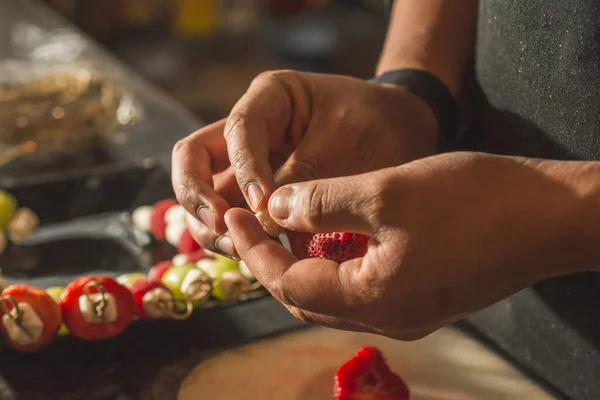 Chef Cocina Ensamblando Banderas Frutas Fresas Uvas Bombones —  Fotos de Stock