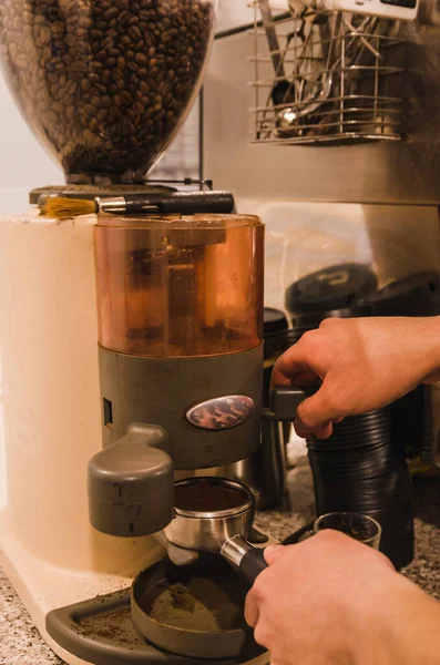 Macchina Macinare Caffè Una Caffetteria Pronta All Uso Cima Sono — Foto Stock