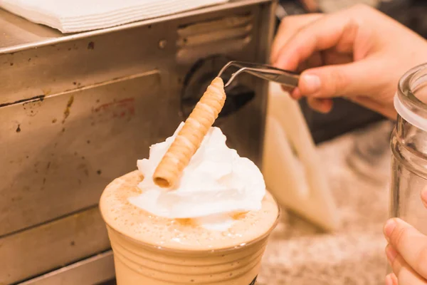 Barista Bereidt Een Koffiefrappe Met Slagroom Een Koekje — Stockfoto