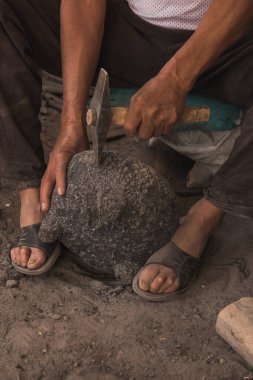 Zanaatkârın ellerinin molcajetes yapmak için taşı oymasının ayrıntıları, acılı biber, avokado ya da domates sosu hazırlamak için geleneksel Meksika el sanatları.. 