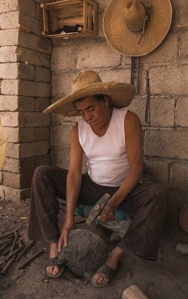 Craftsman Working His Workshop Carving Stone Make Molcajetes Traditional Mexican — Stock Photo, Image