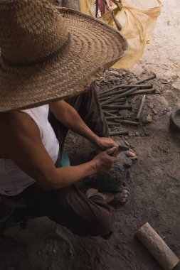 Atölyesinde çalışan bir zanaatkar, Molcajetes yapmak için taşı oyuyor. Sosları hazırlamak için Meksika 'nın geleneksel acı biber, avokado ya da domates hazırlıyor.. 