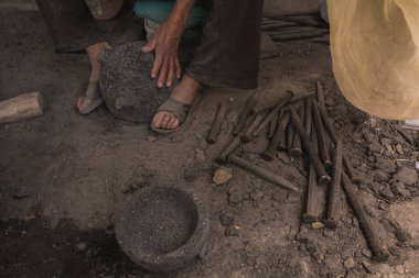 Zanaatkârın ellerinin molcajetes yapmak için taşı oymasının ayrıntıları, acılı biber, avokado ya da domates sosu hazırlamak için geleneksel Meksika el sanatları.. 