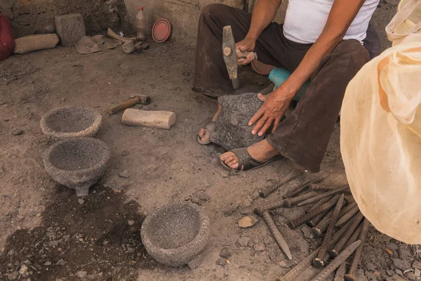 Szczegóły Rąk Rzemieślnika Rzeźbiąc Kamień Produkcji Molcajetes Tradycyjne Meksykańskie Rzemiosła — Zdjęcie stockowe