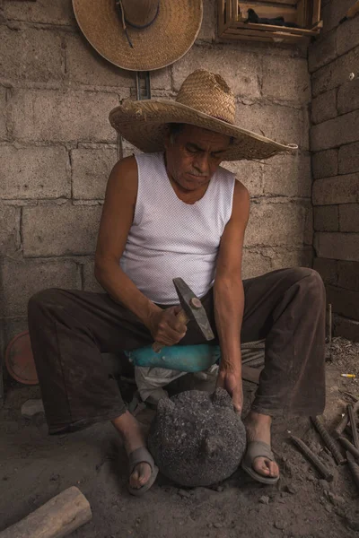 Artesanato Trabalhando Sua Oficina Esculpir Pedra Para Fazer Molcajetes Artesanato — Fotografia de Stock