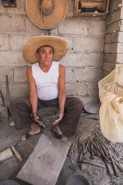 Craftsman Working His Workshop Carving Stone Make Molcajetes Traditional Mexican — Stock Photo, Image