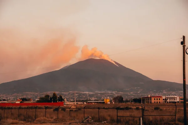 Fuego Forestal Cima Una Montaña Los Árboles Bosque Están Ardiendo — Foto de Stock