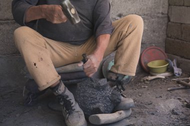 El sanatları ustası, molcajet üreten taş işçisi, chili, avokado, biber, sarımsak gibi baharatları öğütmek için geleneksel bir Meksika mutfak aleti.. 