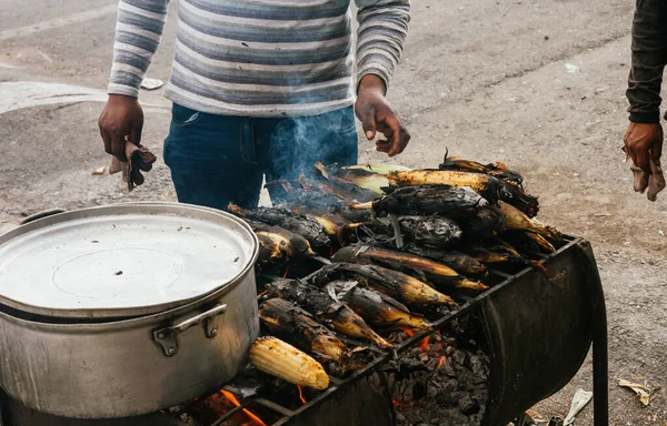 Fırında kızartılmış mısır, tipik Meksika yemeği..