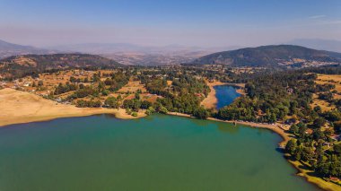 Brockman Barajı Meksika 'nın büyülü bir kasabası olan El Oro' da su kütlesi ve orman bitkileri kadar dağ sıralarını da görebilirsiniz.