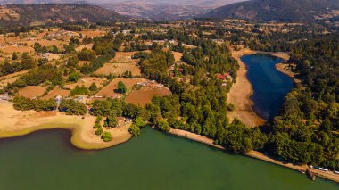 Brockman Barajı Meksika 'nın büyülü bir kasabası olan El Oro' da su kütlesi ve orman bitkileri kadar dağ sıralarını da görebilirsiniz.